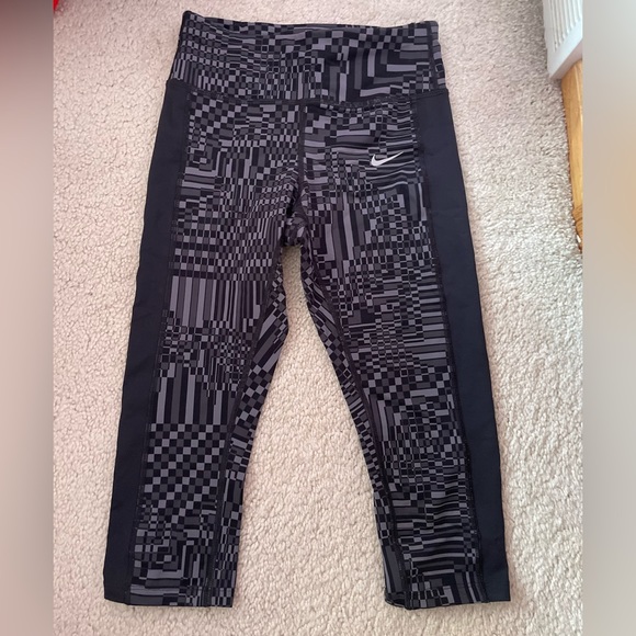 Nike Cropped Leggings - Picture 2 of 3